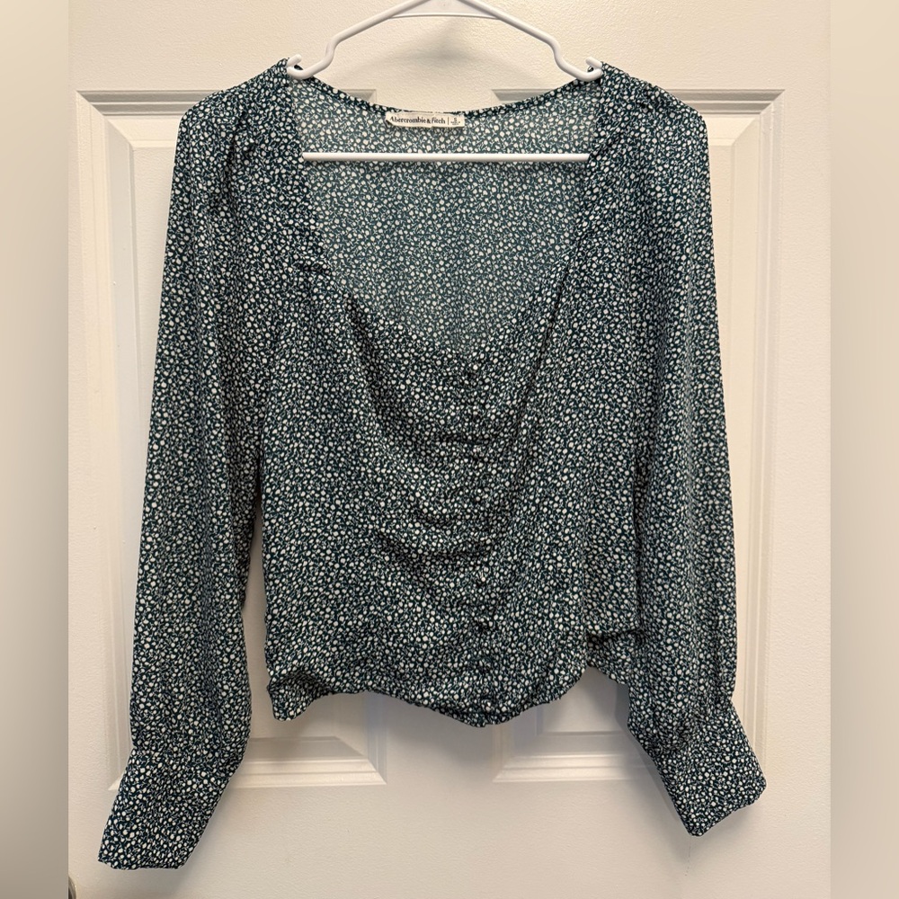 Abercrombie & Fitch Long Sleeve Top in Green Pattern - Size Small